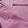 Chi tiết đường may và cổ áo bo ríp áo thun cổ tròn ngắn tay supe unisex hồng phấn