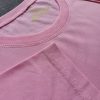 Hình chụp chi tiết đường may áo thun cổ tròn ngắn tay supe unisex màu hồng phấn