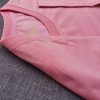 Hình chụp chi tiết bo ríp cổ áo thun cổ tròn ngắn tay supe unisex màu hồng ruốc