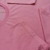 Hình chụp chi tiết đường may áo thun cổ tròn ngắn tay supe unisex màu hồng ruốc