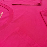 Hình chụp chi tiết đường may áo thun cổ tròn ngắn tay supe unisex màu hồng sen