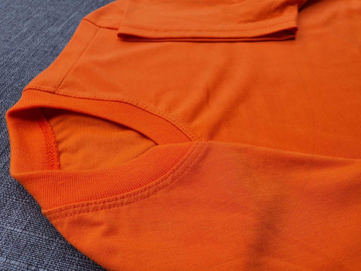 Chi tiết đường may và cổ áo bo ríp áo thun cổ tròn ngắn tay supe unisex màu cam