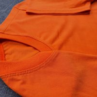 Chi tiết đường may và cổ áo bo ríp áo thun cổ tròn ngắn tay supe unisex màu cam