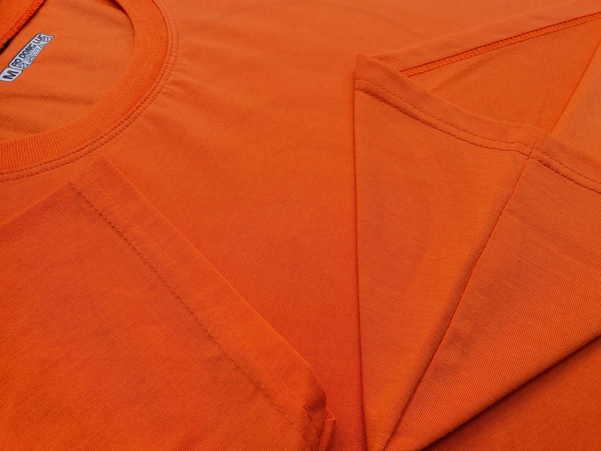 Hình chi tiết đường may và cổ áo áo thun cổ tròn ngắn tay unisex màu cam