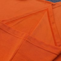 Hình chi tiết đường may và vạt áo áo thun cổ tròn ngắn tay unisex màu cam