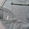 Chi tiết đường may và cổ áo bo ríp áo thun cổ tròn ngắn tay supe unisex xám đậm