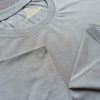 ao-thun-supe-ngan-tay-co-tron-basic-unisex-mau-xam-lot-duong-may-sac-sao Chi tiết đường may và cổ áo bo ríp áo thun cổ tròn ngắn tay supe unisex xám lợt