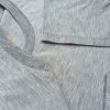 Chi tiết đường may và cổ áo bo ríp áo thun cổ tròn ngắn tay supe unisex xám tiêu