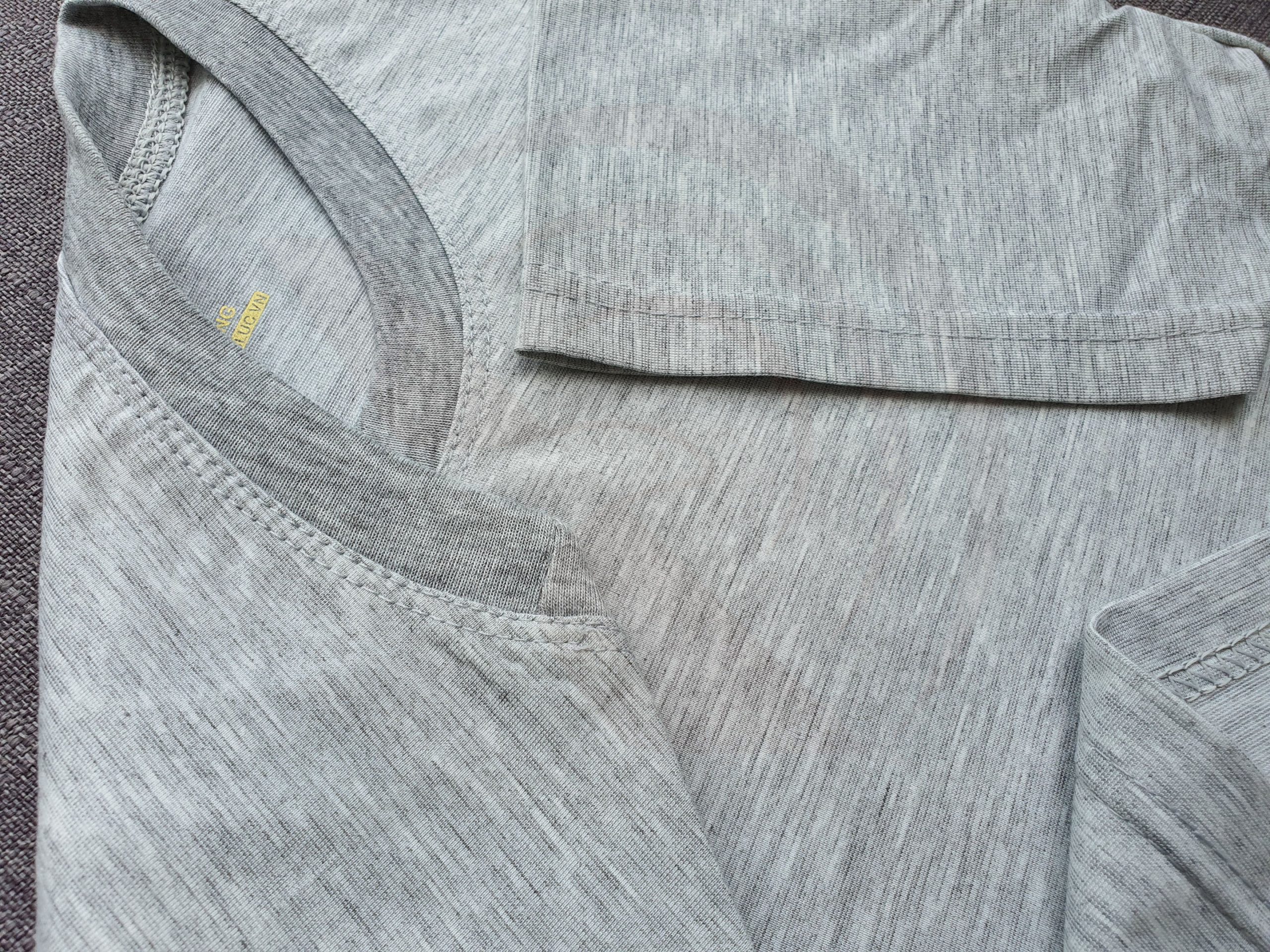 Chi tiết đường may và cổ áo bo ríp áo thun cổ tròn ngắn tay supe unisex xám tiêu