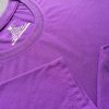 Hình chụp chi tiết đường may áo thun cổ tròn ngắn tay supe unisex màu tím huế