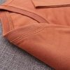 Chi tiết đường may và cổ áo bo ríp áo thun cổ tròn ngắn tay supe unisex vàng bò