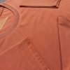Hình chi tiết đường may và cổ áo áo thun cổ tròn ngắn tay supe unisex màu vàng bò