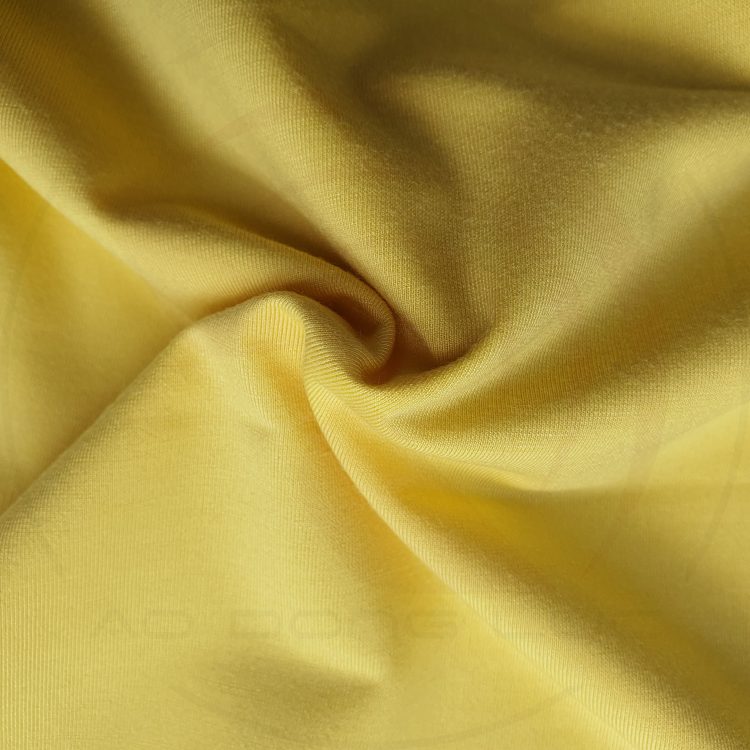 Hình chụp cận cảnh chất vải áo thun cổ tròn ngắn tay supe unisex màu vàng