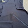 Hình chi tiết đường may và vạt áo áo thun cổ tròn ngắn tay supe unisex xanh đen