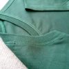 Chi tiết đường may và cổ áo bo ríp áo thun cổ tròn ngắn tay supe unisex xanh rêu