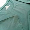 Chi tiết đường may và cổ áo bo ríp áo thun cổ tròn ngắn tay supe unisex xanh rêu