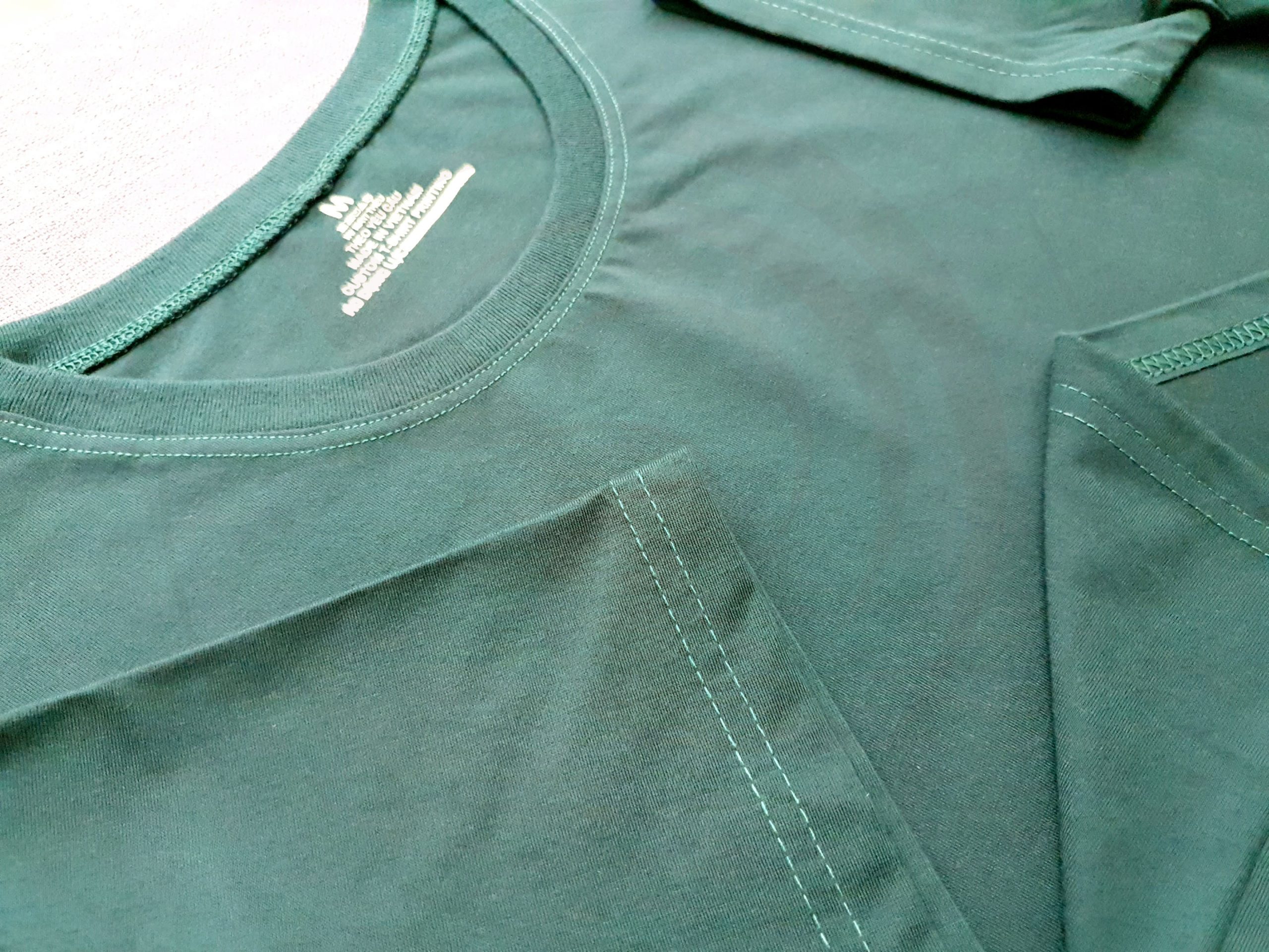 Chi tiết đường may và cổ áo bo ríp áo thun cổ tròn ngắn tay supe unisex xanh rêu