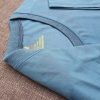 Hình chi tiết đường may và cổ áo bo ríp áo thun cổ tròn ngắn tay supe unisex xanh ya