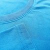 Hình chi tiết đường may và cổ áo bo ríp áo thun cổ tròn ngắn tay supe unisex ya đậm