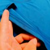 Hình chi tiết đường may áo thun cổ tròn ngắn tay supe unisex màu ya đậm