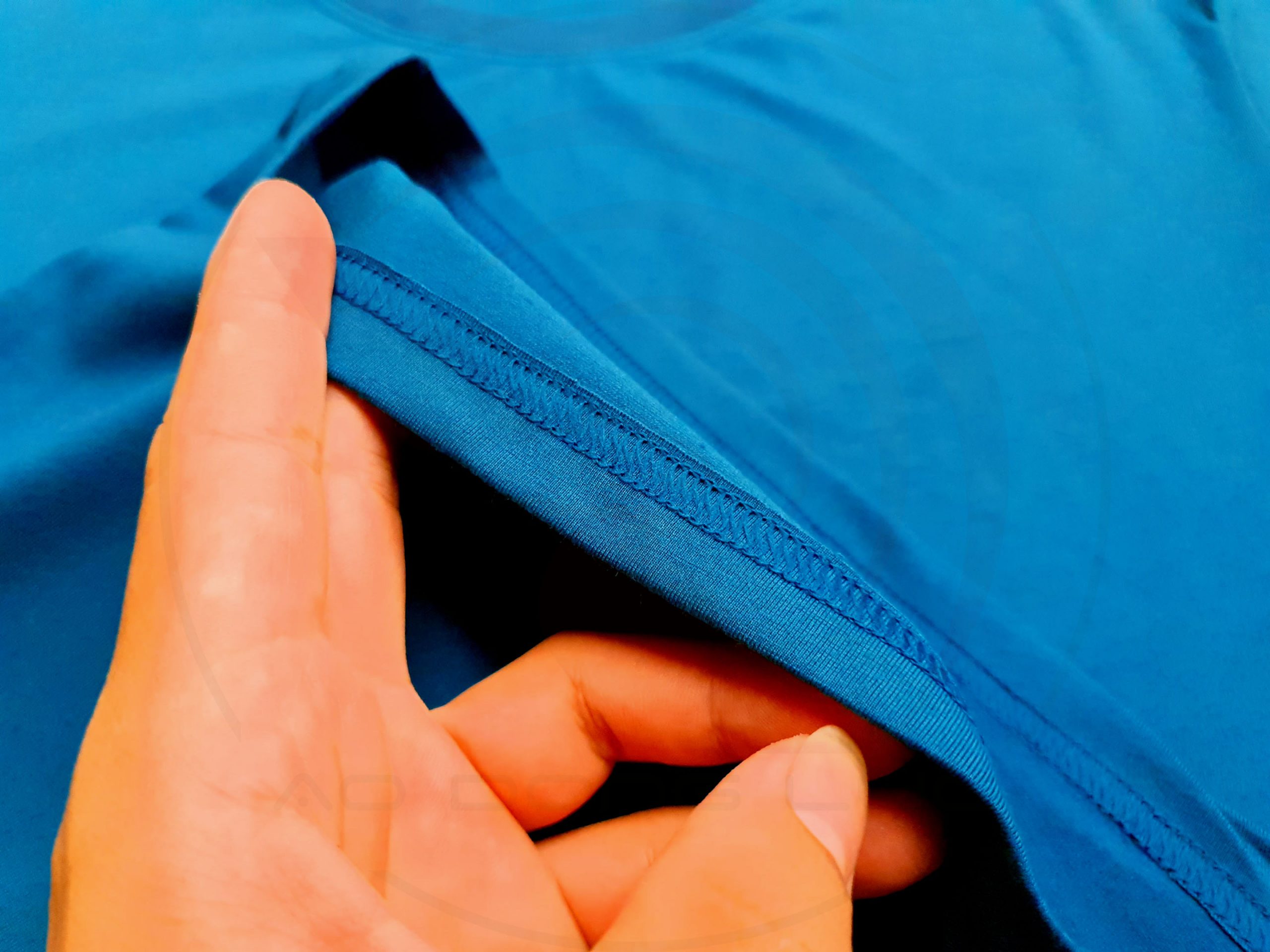 Hình chi tiết đường may áo thun cổ tròn ngắn tay supe unisex màu ya đậm