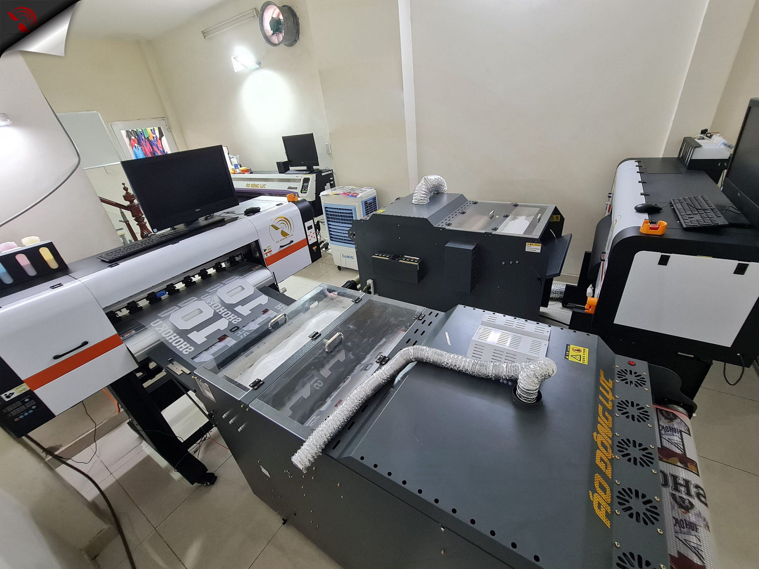 Hệ thống 2 máy in pet kỹ thuật số, chạy cuộn công nghiệp, tại phòng sản xuất áo động lực