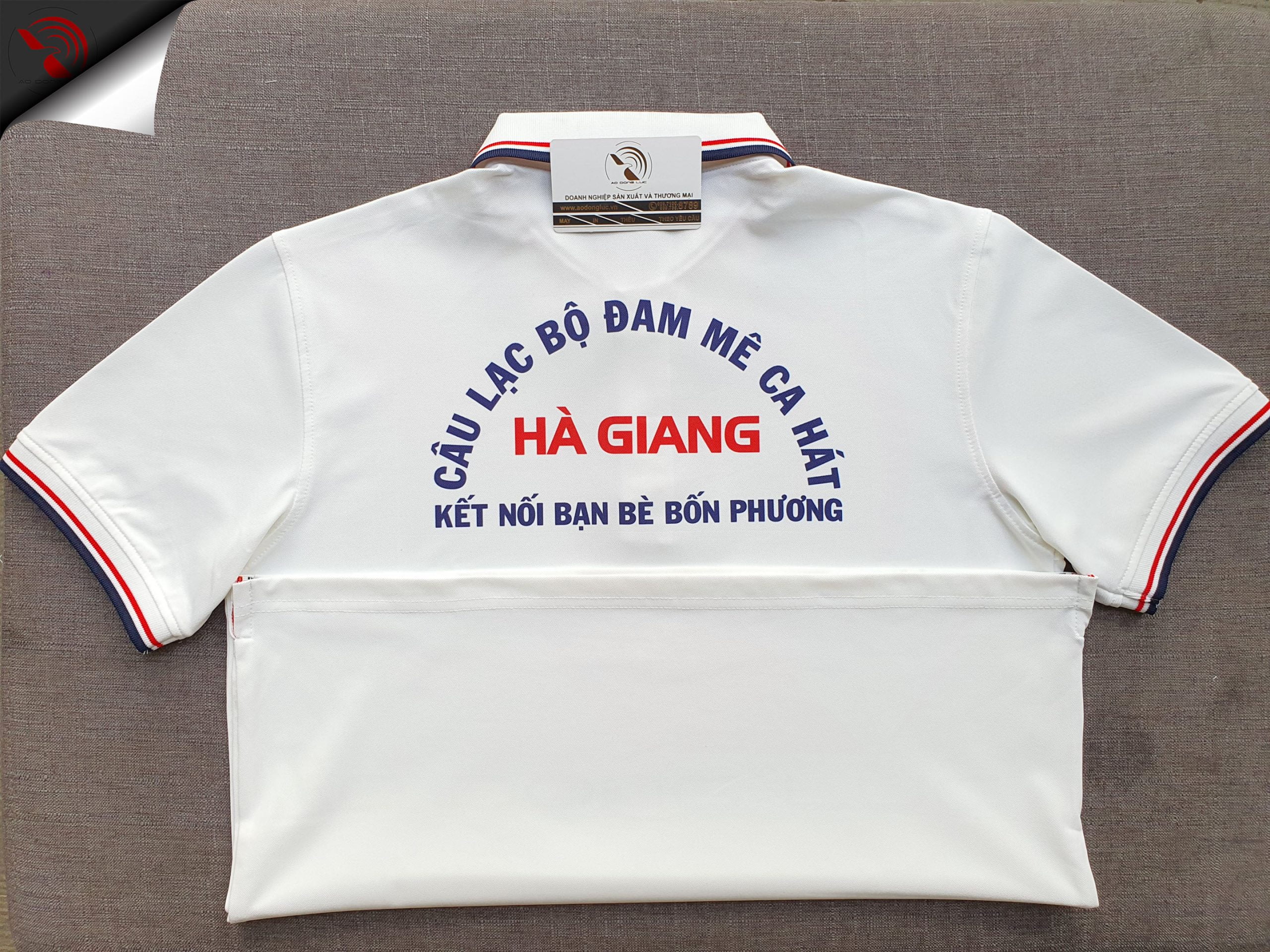 Đồng phục áo thun polo bo sọc màu trắng in chuyển nhiệt