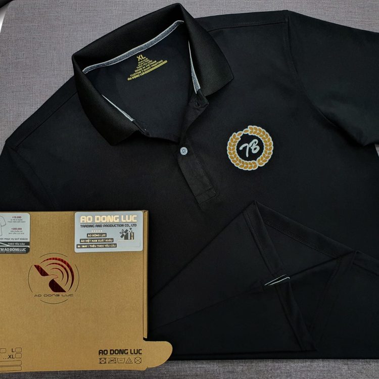 Đồng phục áo thun polo bo trơn màu đen in kỹ thuật số logo