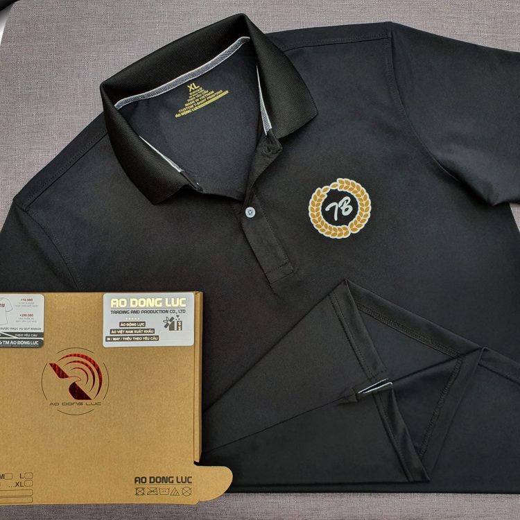Đồng phục áo thun polo bo trơn màu đen in decal logo