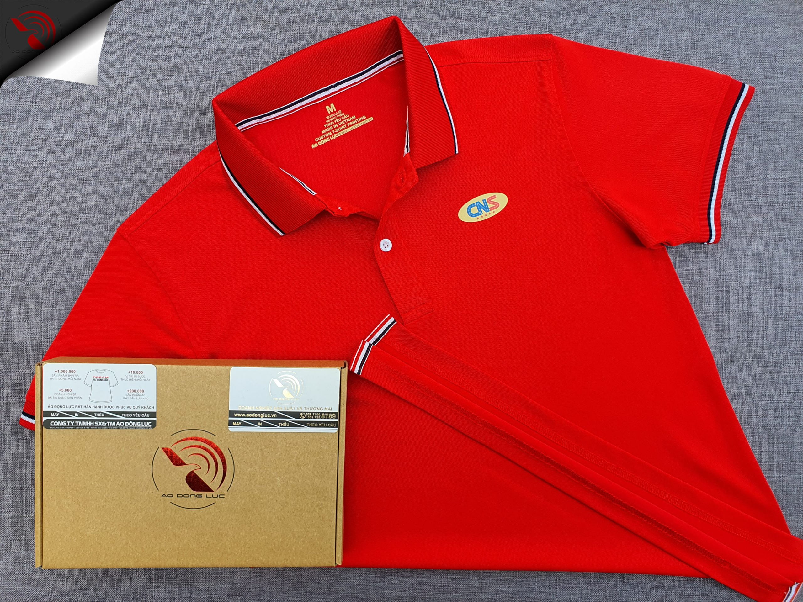 Đồng phục áo thun polo bo sọc màu đỏ in kỹ thuật số logo
