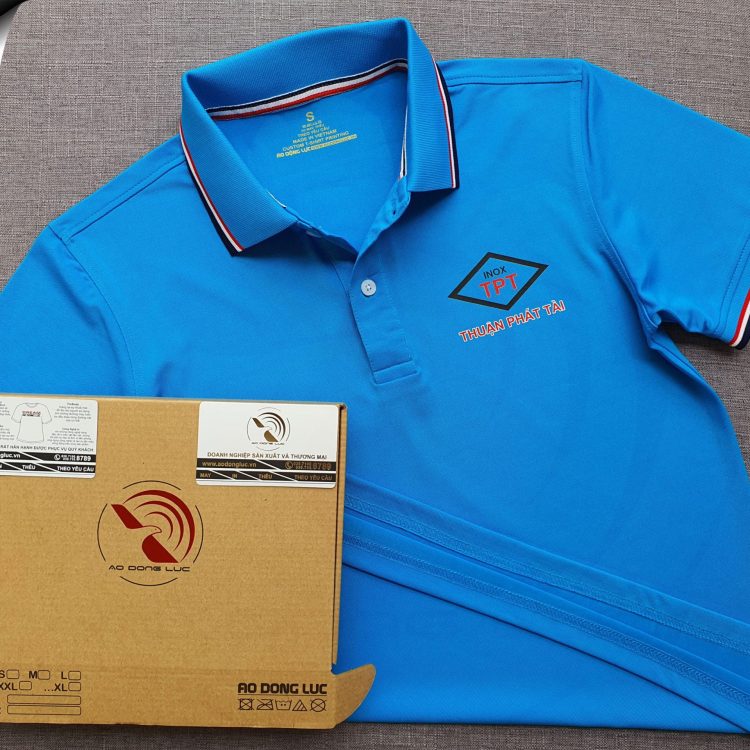 Đồng phục áo thun polo bo sọc màu xanh ya in kỹ thuật số logo