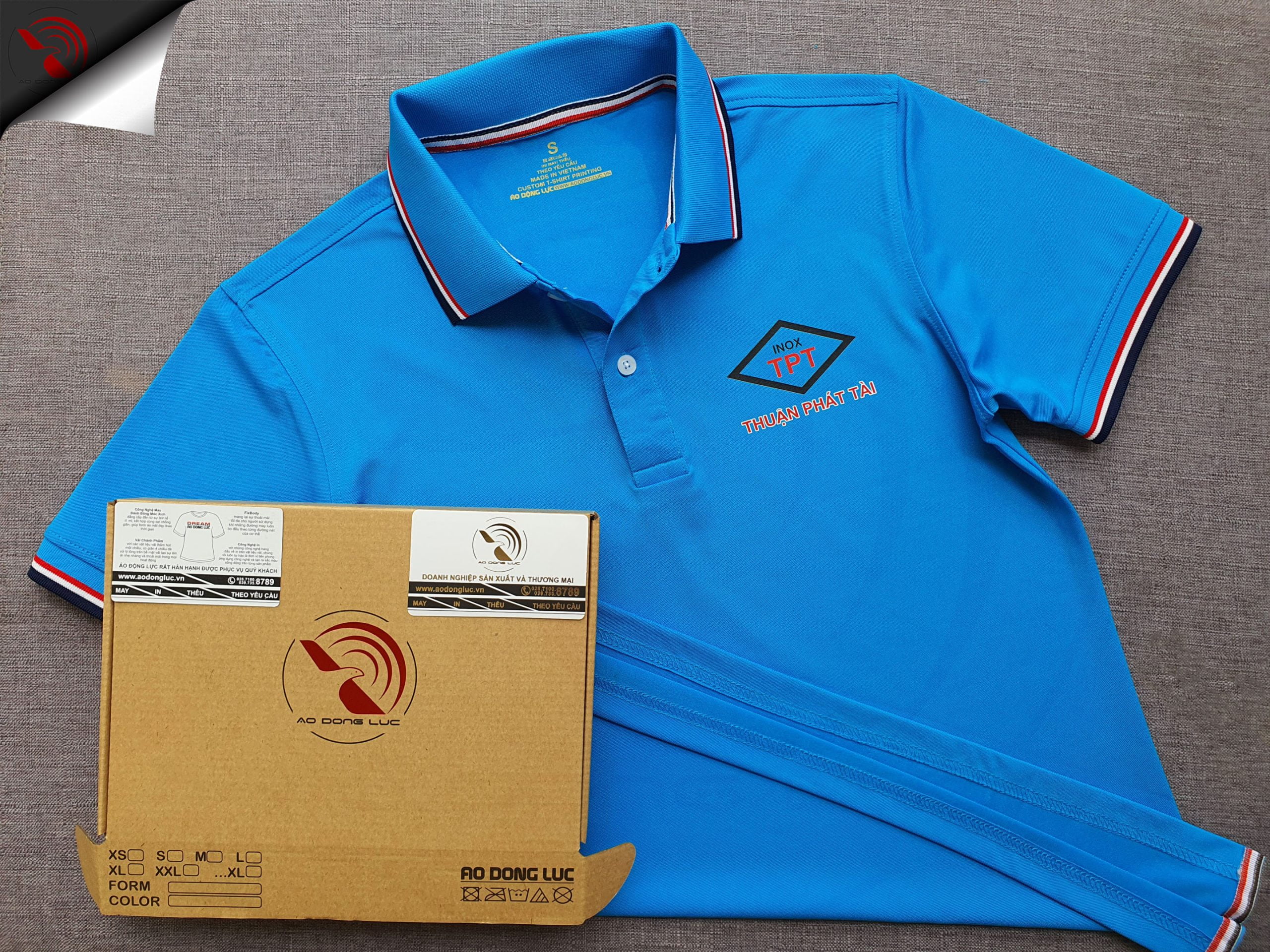 Đồng phục áo thun polo bo sọc màu xanh ya in kỹ thuật số logo