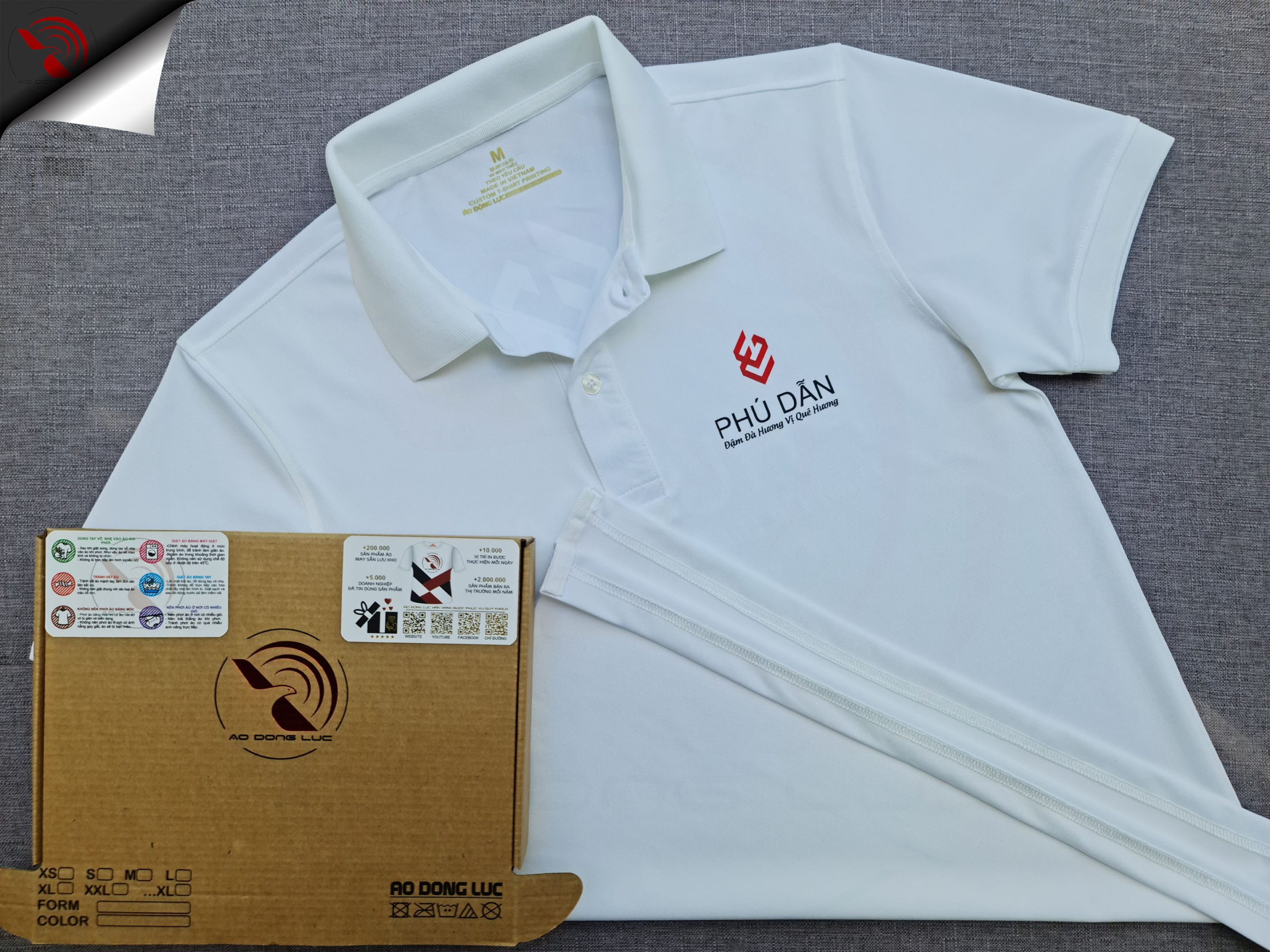 Đồng phục áo thun polo bo trơn màu trắng in kỹ thuật số logo