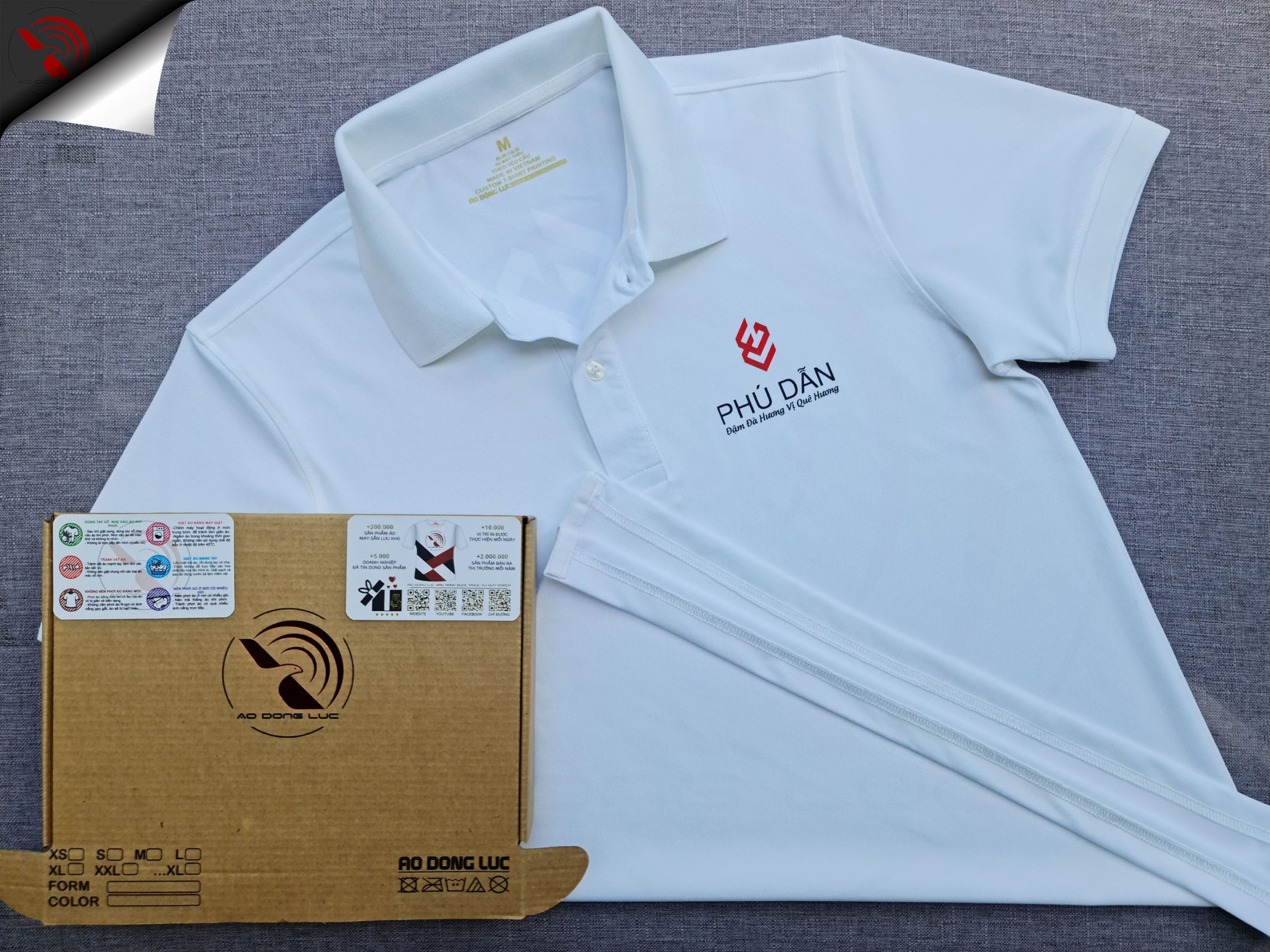 Đồng phục áo thun polo bo trơn màu trắng in kỹ thuật số logo