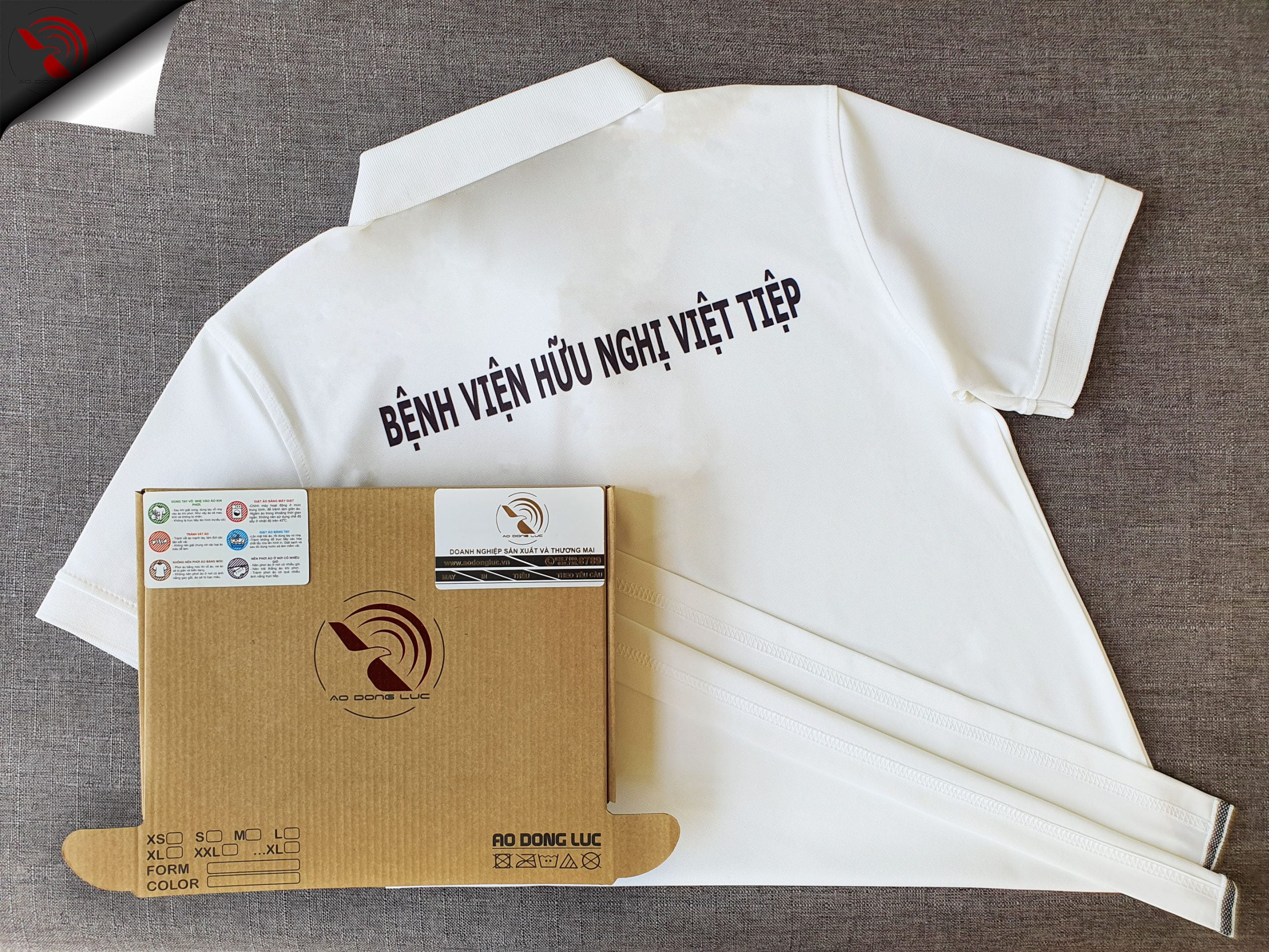 Đồng phục áo thun polo bo trơn màu trắng in chuyển nhiệt