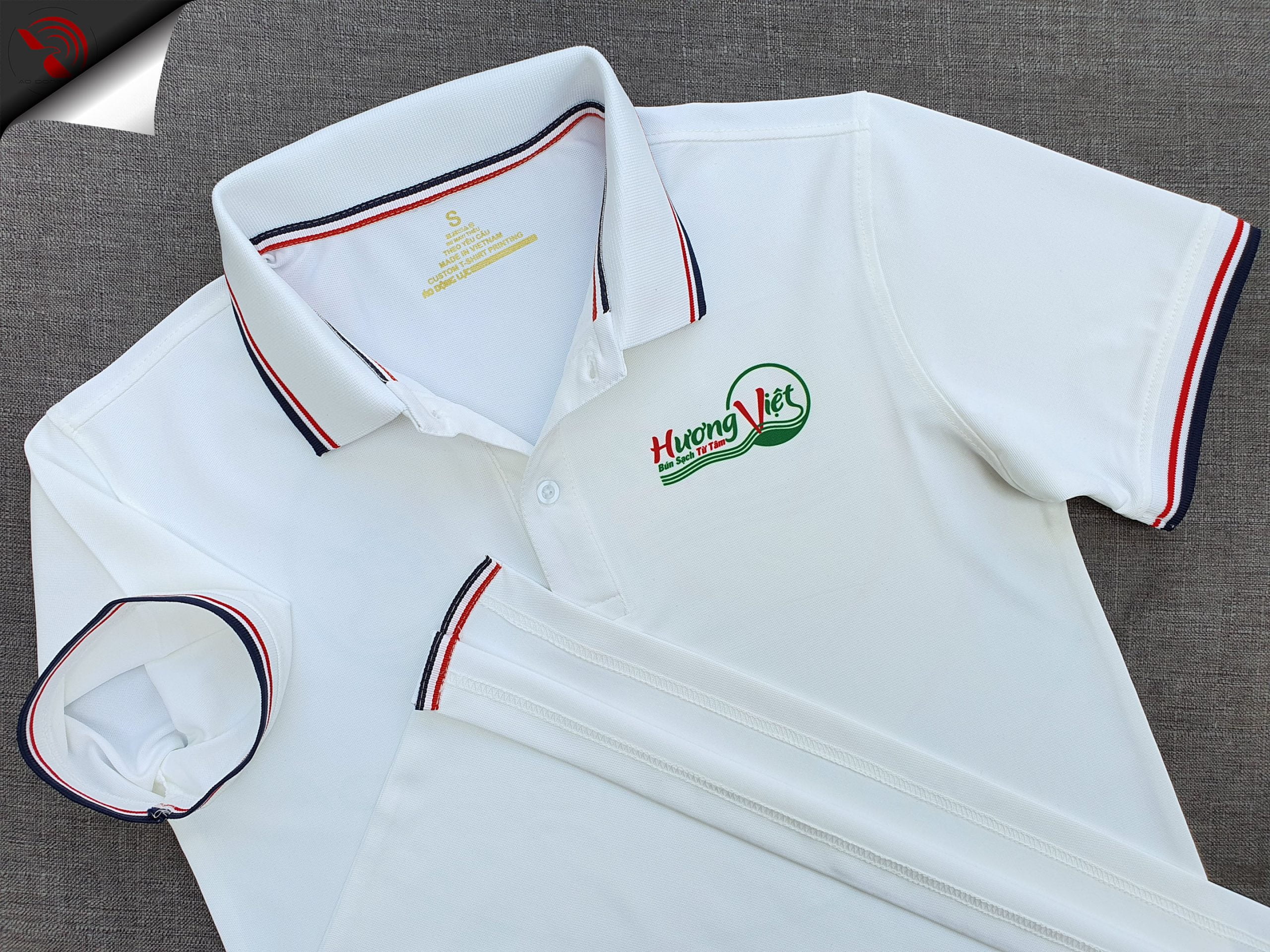 Đồng phục áo thun polo bo sọc màu trắng in chuyển nhiệt logo