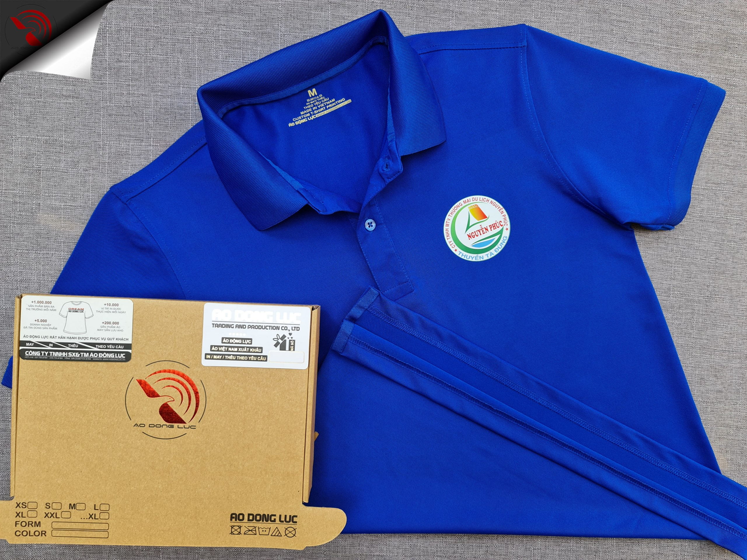 Đồng phục áo thun polo bo trơn màu xanh bích in kỹ thuật số logo