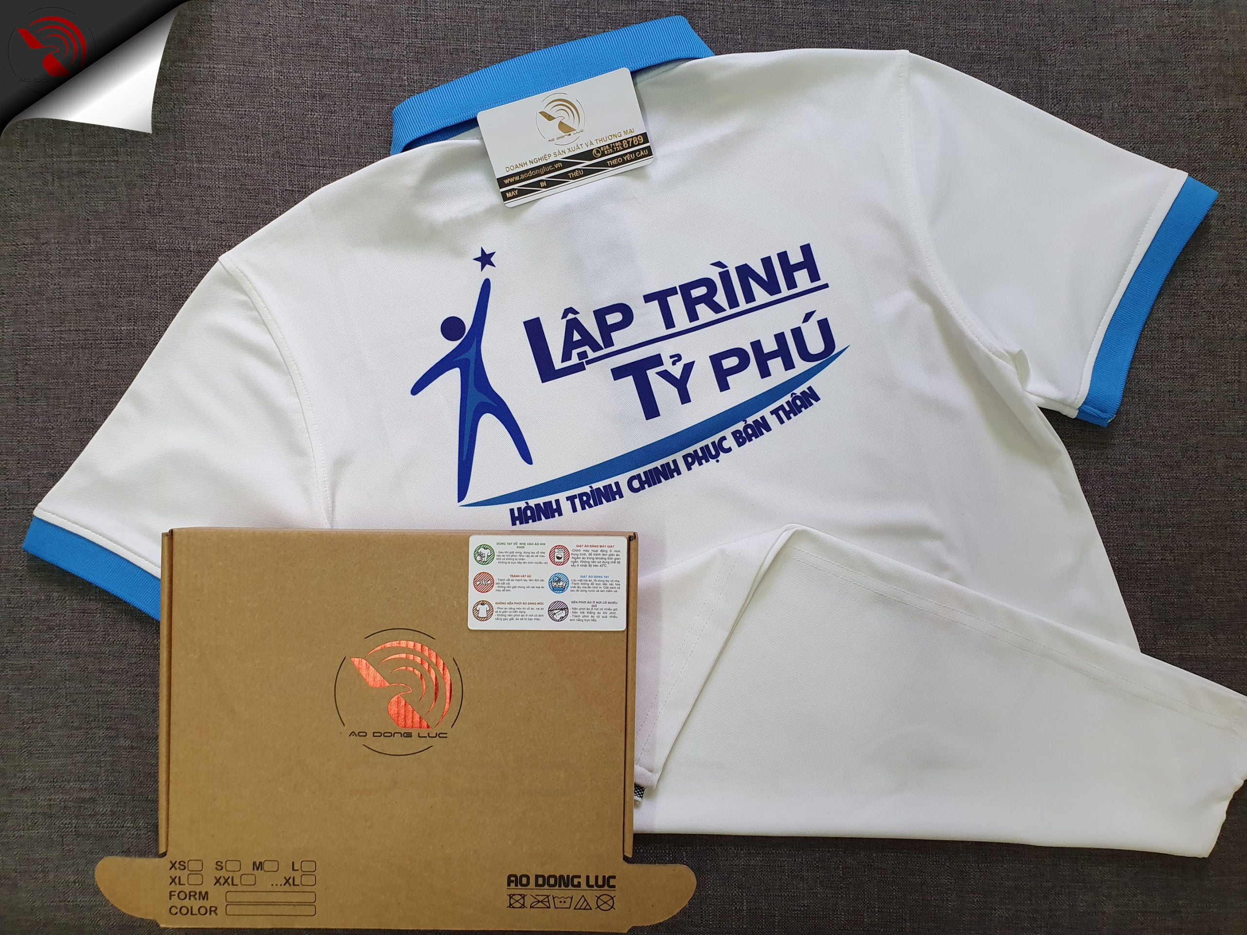 Đồng phục áo thun polo màu trắng phối bo tay bo cổ trụ trong xanh ya in chuyển nhiệt