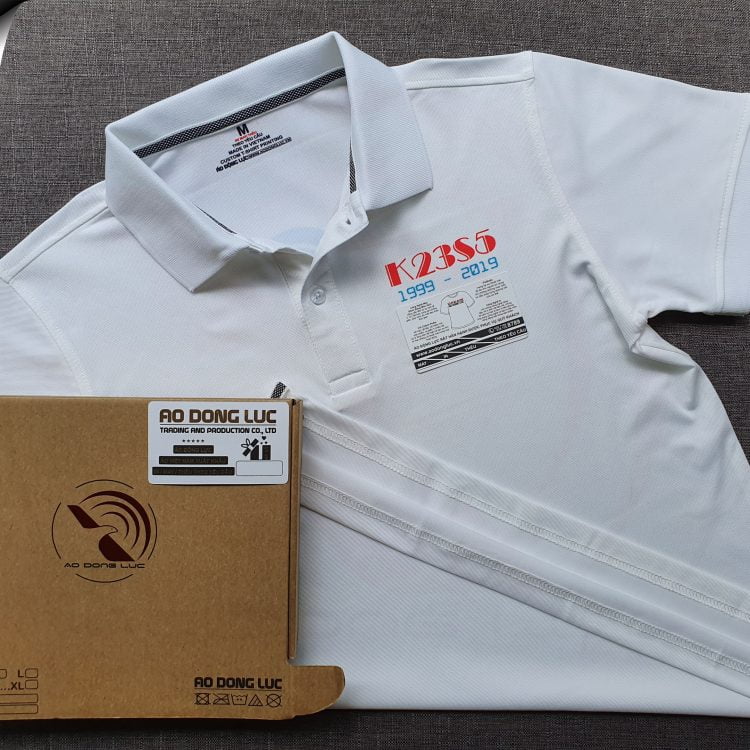 Đồng phục áo thun polo bo trơn màu trắng in chuyển nhiệt logo