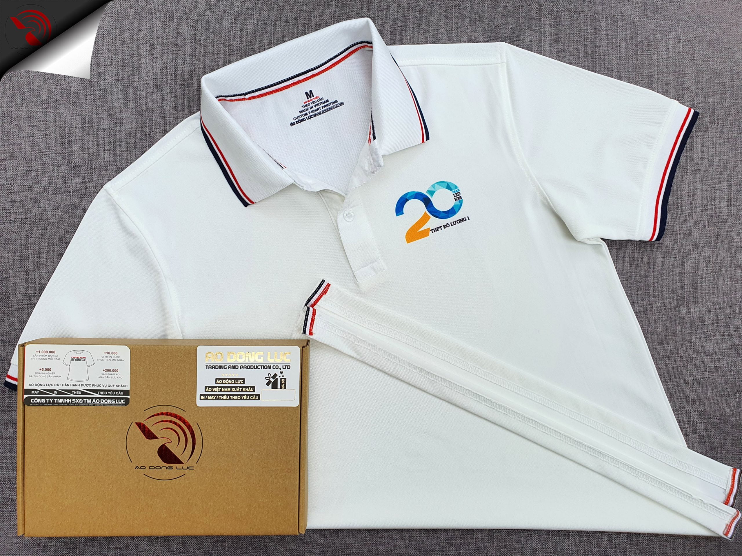 Đồng phục áo thun polo bo sọc màu trắng in chuyển nhiệt logo