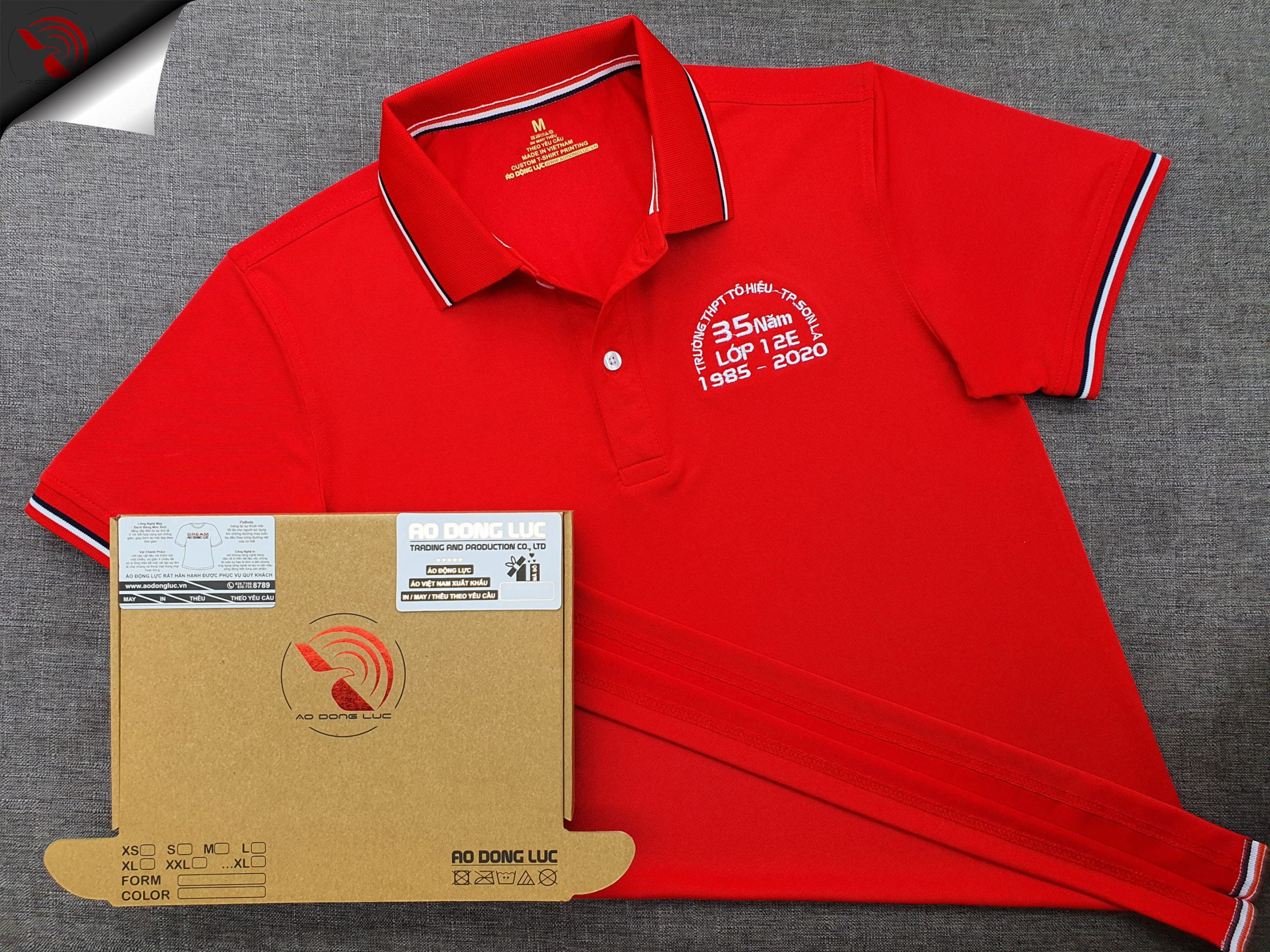 Đồng phục áo thun polo bo sọc màu đỏ thêu logo