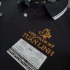 Hình thêu logo lên áo thun đồng phục polo màu đen dệt bo theo yêu cầu