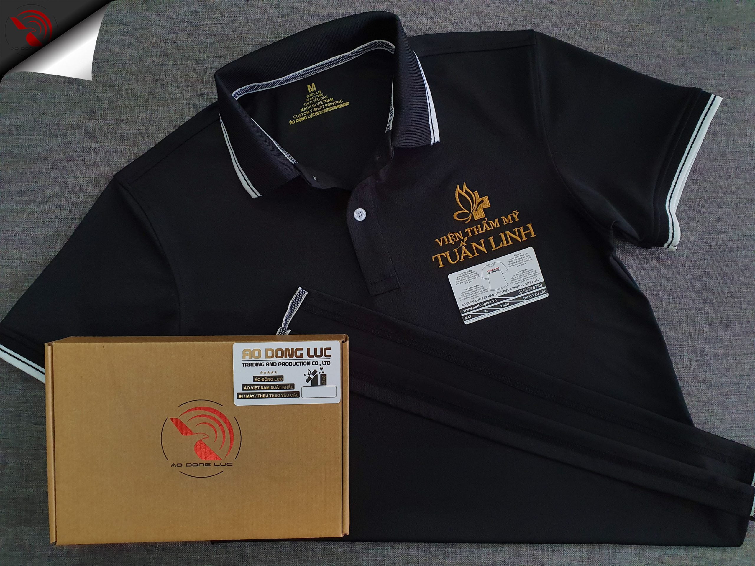 Đồng phục áo thun polo đen dệt bo sọc đen trắng thêu logo