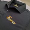 Hình in kỹ thuật số lên áo thun đồng phục polo bo trơn màu đen
