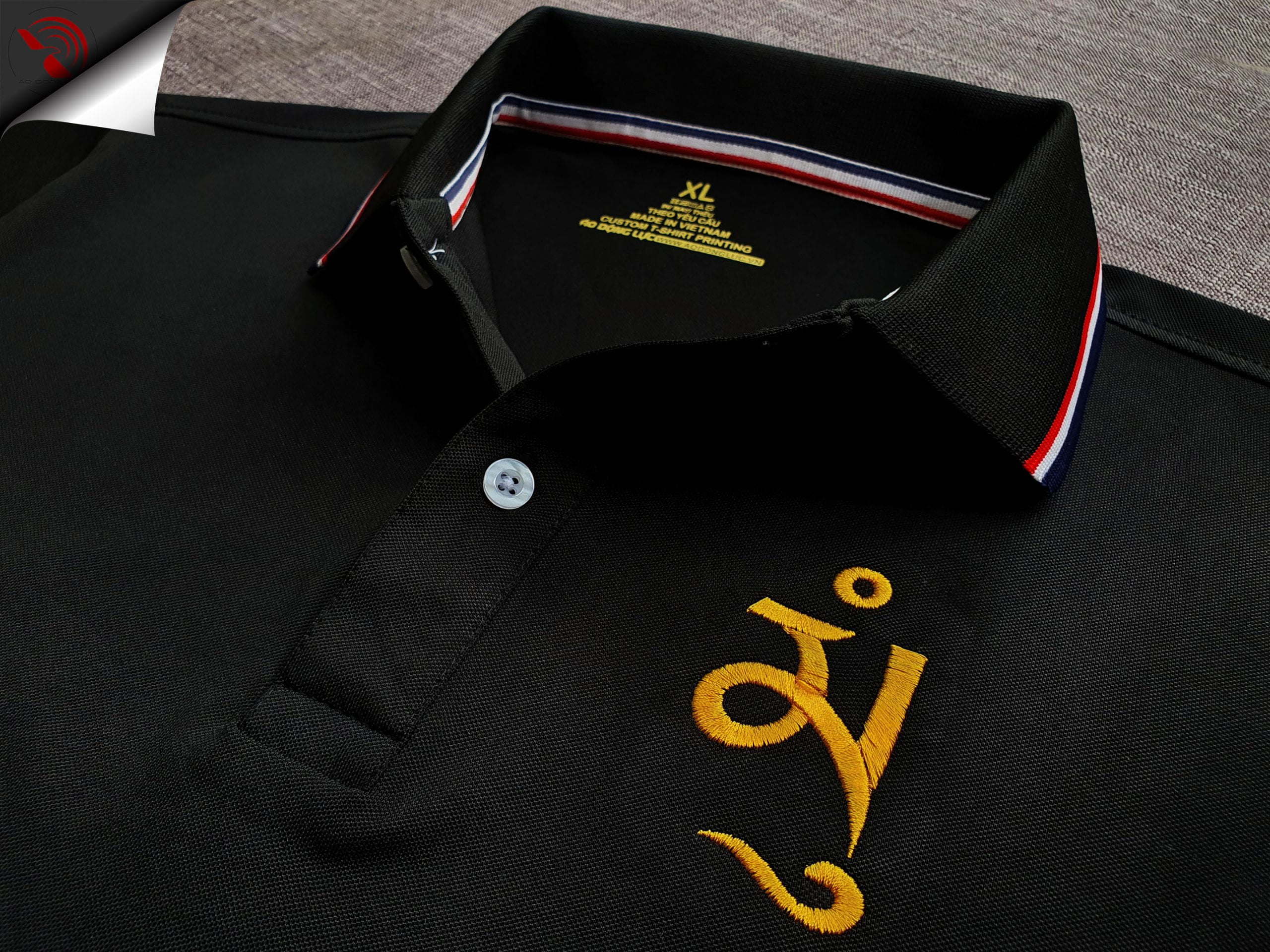 Đồng phục áo thun polo bo sọc màu đen thêu logo