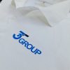Hình in kỹ thuật số logo lên áo thun đồng phục polo bo trơn màu trắng