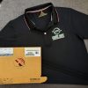 Đồng phục áo thun polo bo sọc màu đen in decal logo