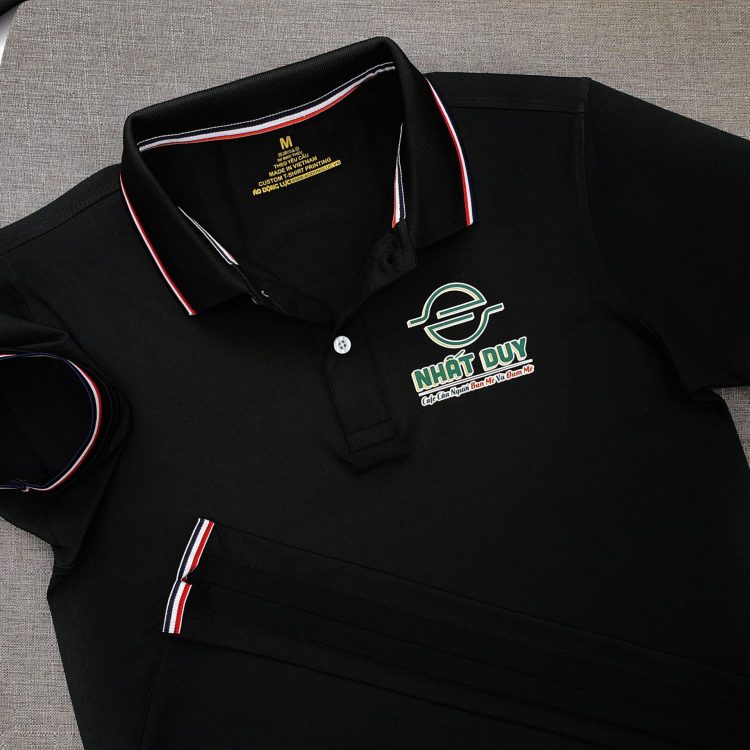 Đồng phục áo thun polo bo sọc màu đen in decal logo