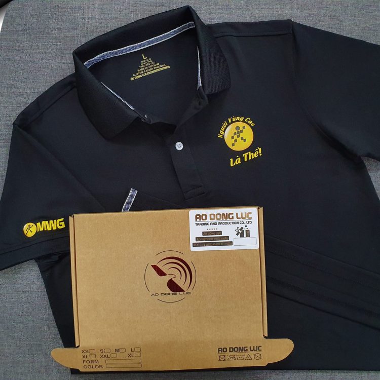 Đồng phục áo thun polo bo trơn màu đen in decal logo