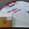Đồng phục áo thun polo màu trắng phối bo tay bo cổ trụ cổ màu đỏ in chuyển nhiệt